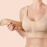 Mujer en recuperación en casa tras reconstrucción mamaria DIEP cuidados y faja abdominal