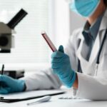 Especialista médico explicando pruebas de seguridad y AngioTAC para reconstrucción mamaria en consulta