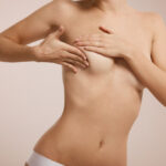 comparativa de técnicas de reconstrucción mamaria DIEP vs implantes a una paciente en consulta